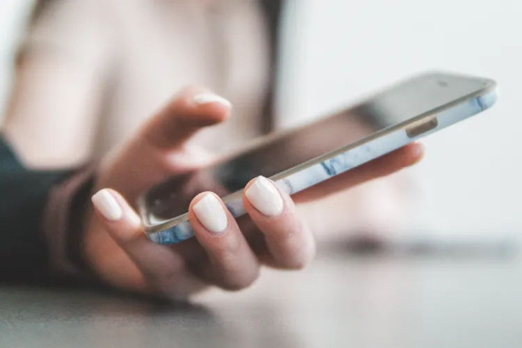 Ce spune despre tine și despre personalitatea ta modul în care ții telefonul în mână. Este ca un test de personalitate rapid