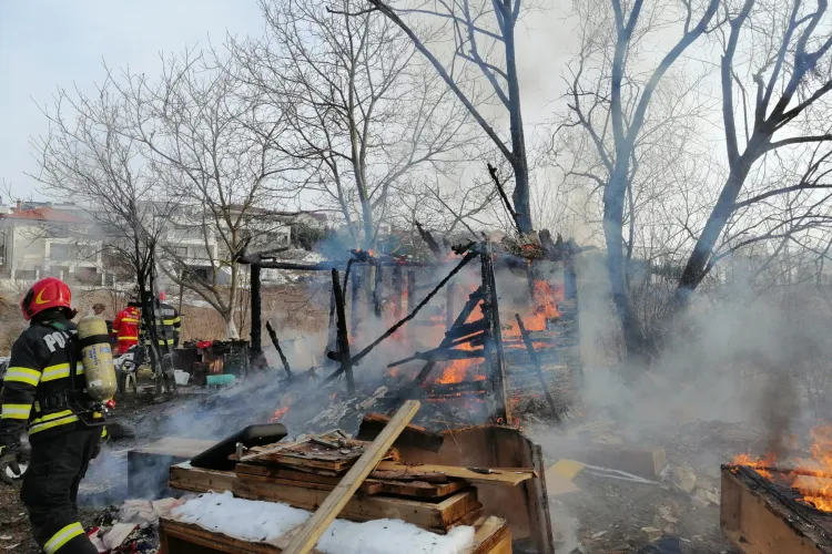 VIDEO/FOTO - O casă improvizată din Cluj-Napoca, mistuită de flăcări! Un bărbat de 60 de ani a scăpat din locuință în ultimul moment