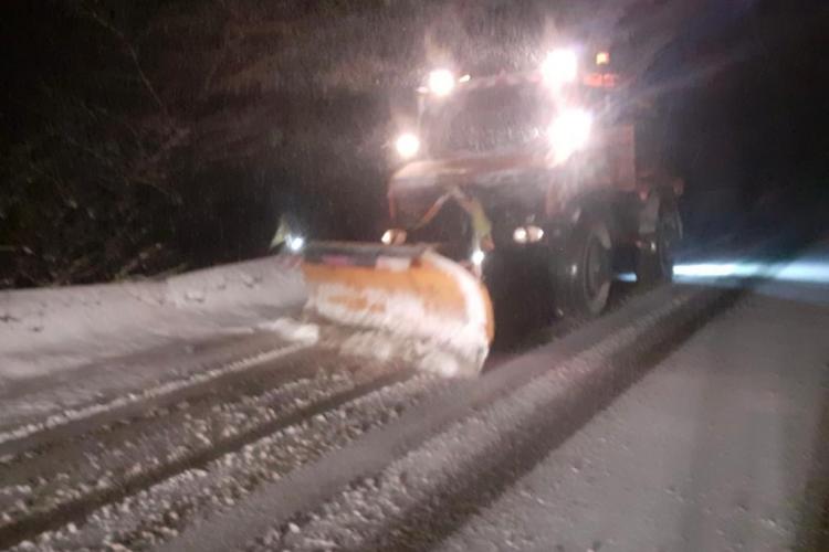 Codul galben de ninsori abundente și viscol a adus probleme pe drumurile din Cluj. Drumarii au scos utilajele de deszăpezire