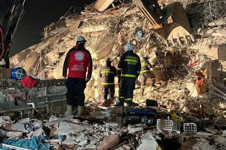 Pompierii români au mai salvat o viață: Au scos o femeie de 60 de ani de sub dărâmături, în Turcia