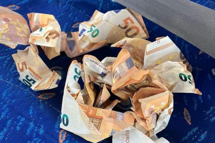 VIDEO/FOTO - Plouă cu bani! Sute de bancnote de 50 de euro au zburat din portbagajul unei mașini, alți șoferi au oprit și au luat banii