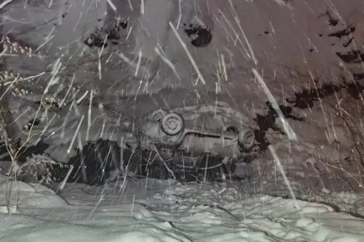 FOTO. O mașină în care se aflau doi copii a ieșit în decor de pe DJ103k, în Dângău Mare. Administratorul drumului riscă o amendă 