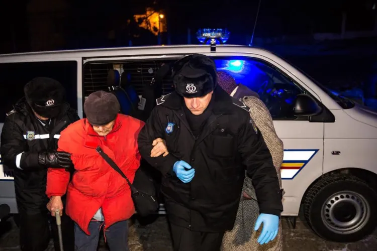 Oamenii străzii adunați de Poliția Locală din Cluj-Napoca, pentru a nu îngheța pe străzi - FOTO