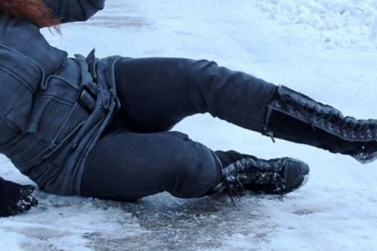 Cum să cazi pe gheaţă „corect”, ca să eviţi răni şi un posibil drum la UPU. Vezi ce ne sfătuiesc medicii  