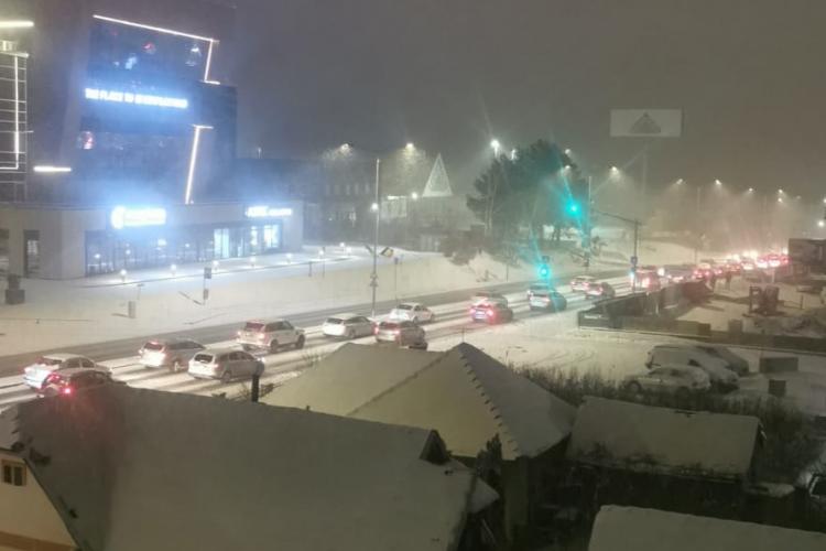 A venit iarna la Cluj-Napoca! Nu e nici urmă de mașină de deszăpeșire: ”Alo, Emil Boc! Acum nu mergi cu autobuzul!” - VIDEO