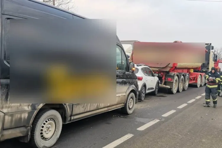 FOTO. Accident în lanț cu trei mașini la Fundătura! Intervine DESCARCERAREA, un bărbat transportat de urgență la spital