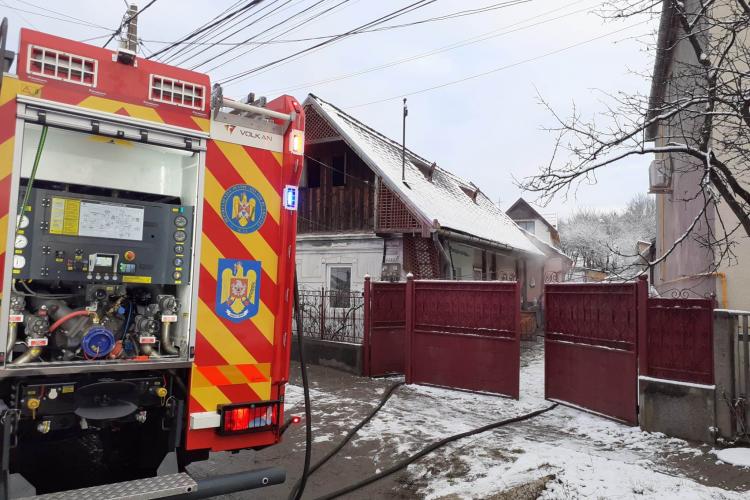 INCENDIU în Huedin, o femeie a fost transportată la spital. ISU Cluj: „Asiguraţi verificarea coşurilor de fum de către o persoană specializată”