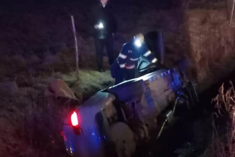 VIDEO/FOTO. Accident în Coplean, o mașină în care se aflau doi tineri a ajuns într-un șanț de aproape 3 metri