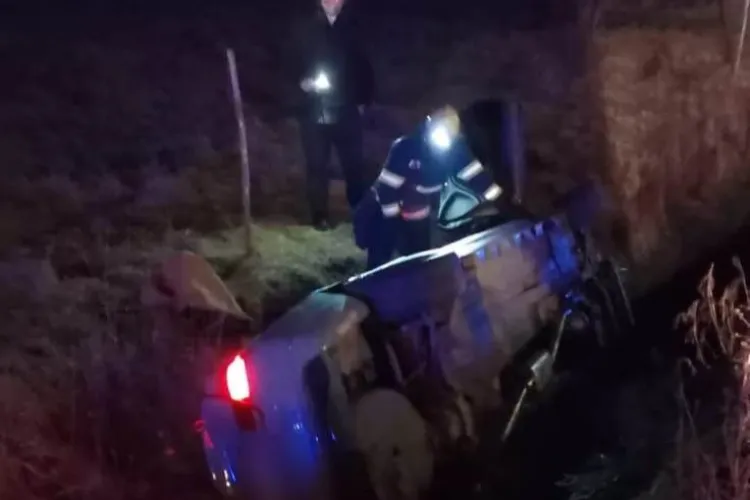 VIDEO/FOTO. Accident în Coplean, o mașină în care se aflau doi tineri a ajuns într-un șanț de aproape 3 metri