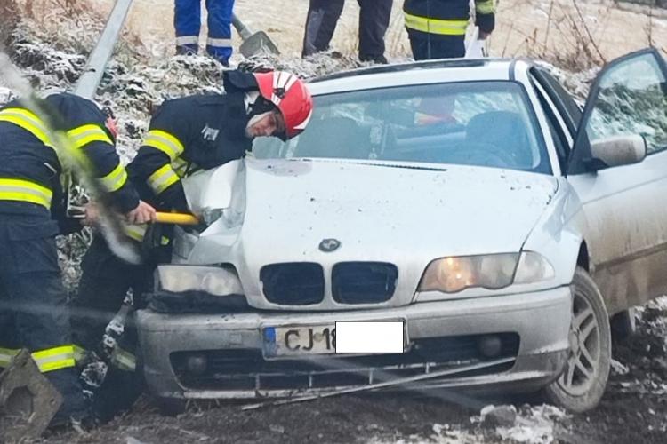 BMW ”eșuat” pe marginea drumului în Popești, pe drumul spre Cluj-Napoca - FOTO