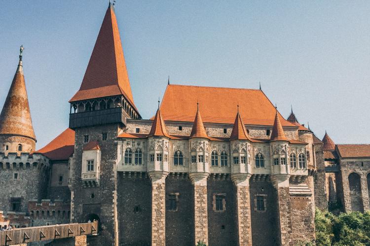 Turnul Alb, un monument pitoresc al Transilvaniei, va fi redeschis turiştilor după mai bine de 150 de ani! În 1854, întreaga structură a ars