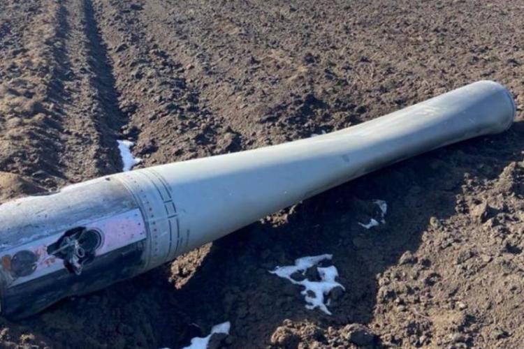 Polițiștii din Republica Moldova au găsit resturi de rachetă, la 15 km de graniţa cu România. Este al patrulea incident de acest fel