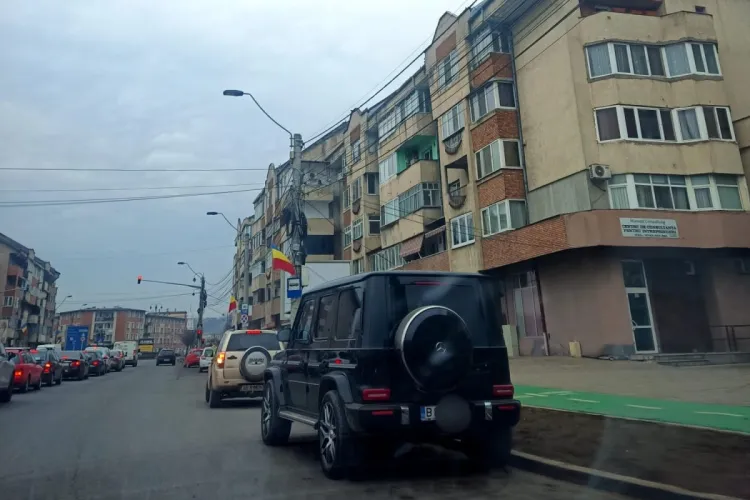 Legea nu se aplică și la șmecherii din Capitală? Cum și-a parcat un șofer mașina în Turda: „dacă era un amărât de om, fără discuții amendau”