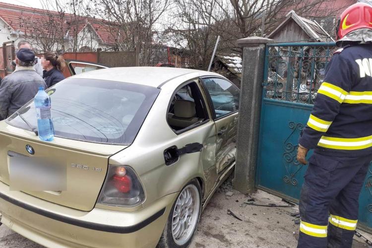 FOTO. Accident cu 3 mașini în  Fizeșu Gherlii, Cluj! Un șofer a intrat cu BMW-ul în curtea omului