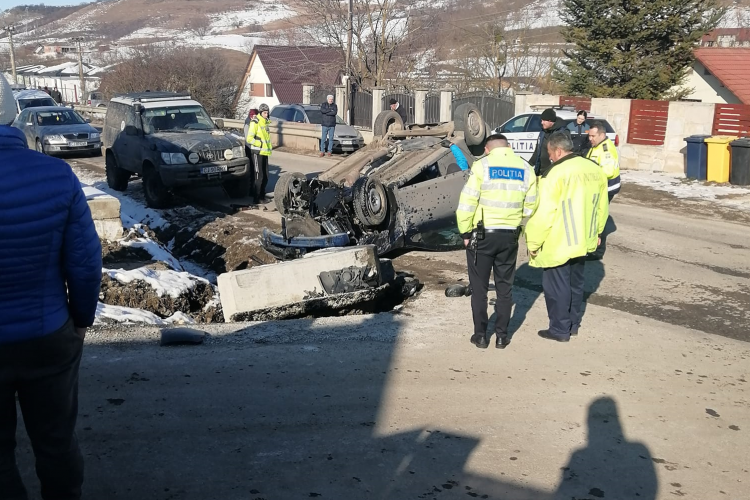 Accident în Popești, comuna Baciu. Un vitezist s-a răsturnat - FOTO