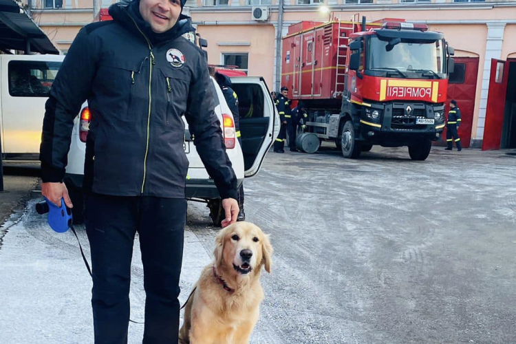 El este pompierul din Cluj și câinele de salvare din echipa plecată în Turcia pentru a ajuta victimele cutremurului - FOTO