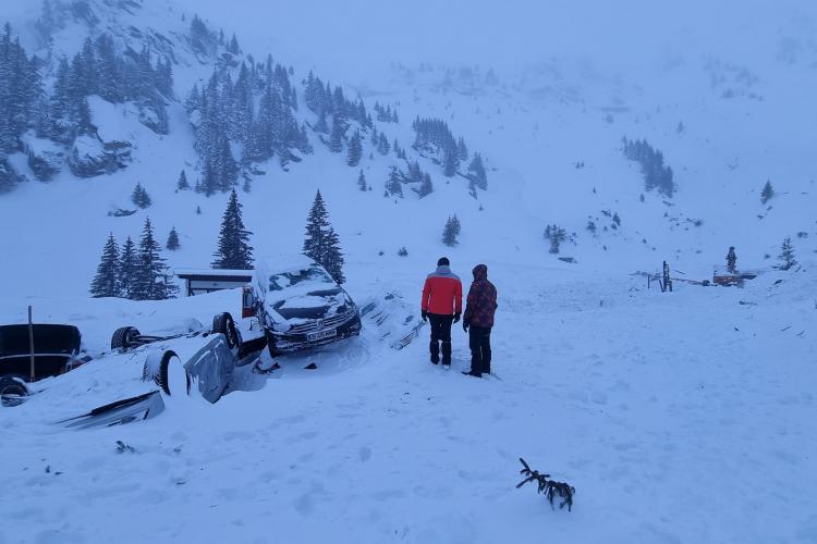Peste 60 de oameni, dintre care 14 copii, sunt blocați la cabana lovită de o avalanșă uriașă, pe Transfăgărășan