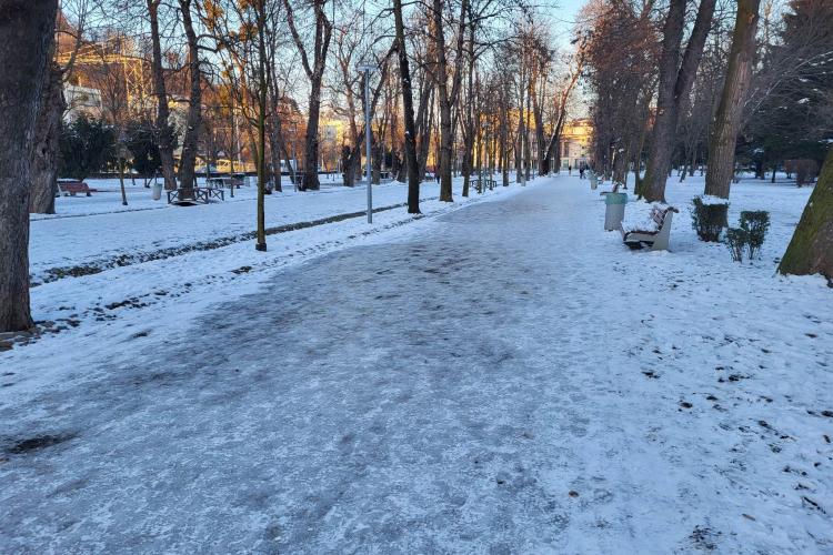 Clujenii și-au rupt picioarele pe trotuarele înghețate bocnă. Practic a fost un patinoar în tot Clujul, oamenii au ajuns la Urgențe