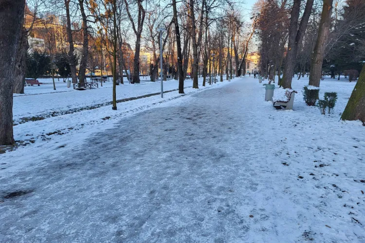 Clujenii și-au rupt picioarele pe trotuarele înghețate bocnă. Practic a fost un patinoar în tot Clujul, oamenii au ajuns la Urgențe