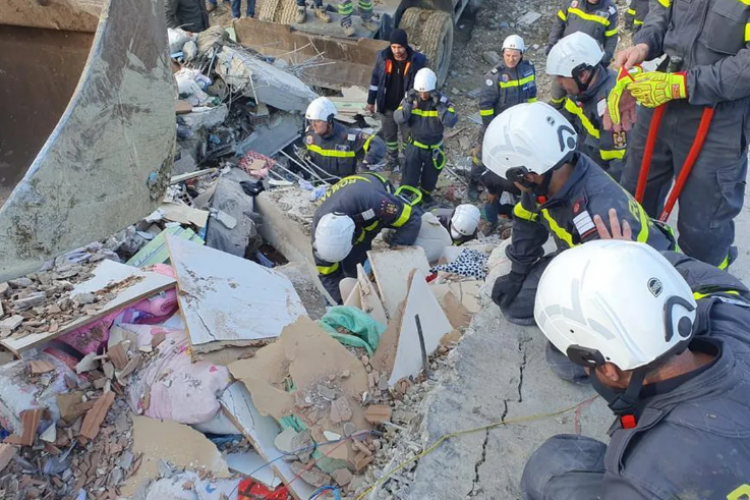 FOTO - Adolescent de 16 ani din Turcia, scos de sub dărămături de salvatorii români, după ce s-a înregistrat o nouă replică a cutremurului