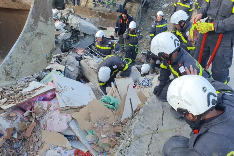 FOTO - Adolescent de 16 ani din Turcia, scos de sub dărămături de salvatorii români, după ce s-a înregistrat o nouă replică a cutremurului