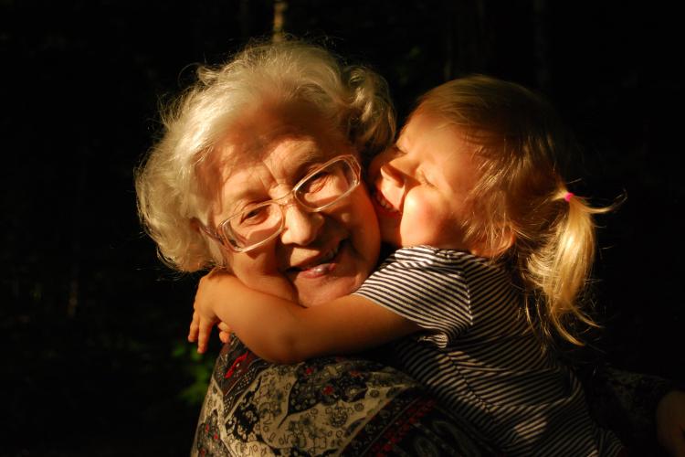 Proiect de lege: Bunicii care stau acasă cu nepoții ar putea primi bani de la stat