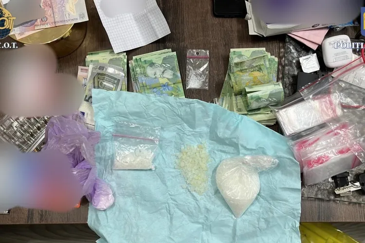 O grupare din Vestul țării a clonat carduri și a cumpărat în prostie electronice scumpe