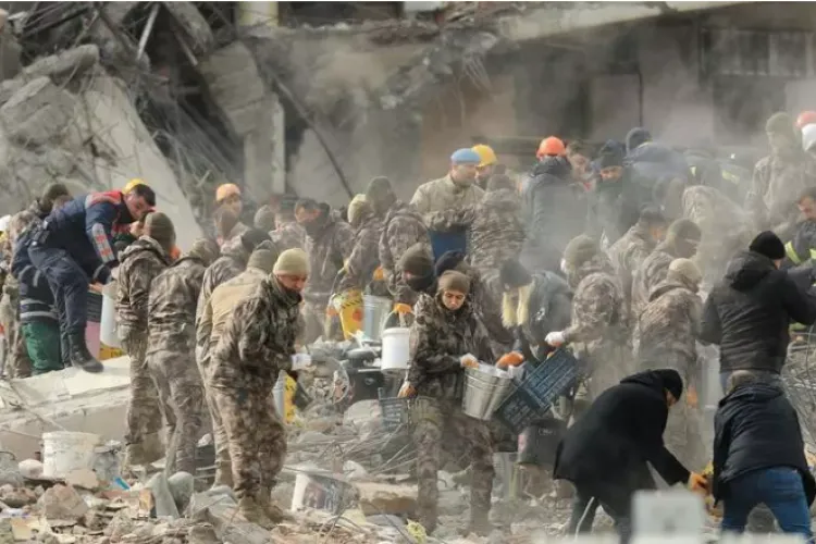 VIDEO - „Poate cineva să ne audă?!”: Imagini sfâșietoare cu metoda prin care salvatorii din Turcia caută semne de viață printre ruine