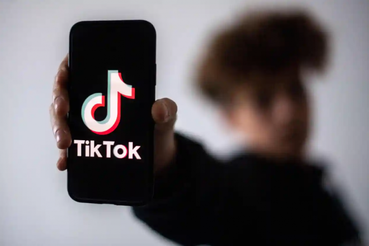 Atenție! Videoclipurile de pe TikTok pot provoca ticuri în comportamentul adolescenților. Ce spun specialiștii