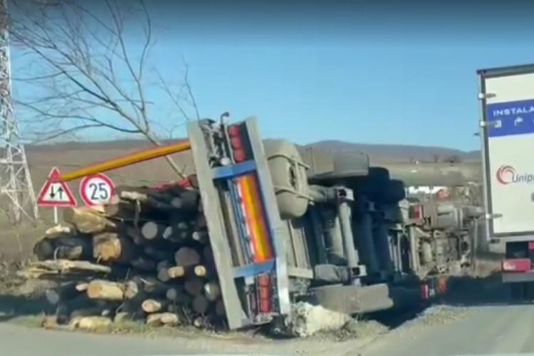 TIR cu lemne răsturnat pe Autostrada Turda - Sebeș