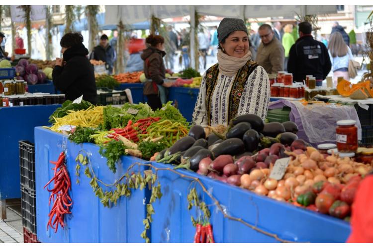 Scad prețurile alimentelor în toată lumea, dar producătorii români vor să scumpească producția. Ce spun micii comercianți