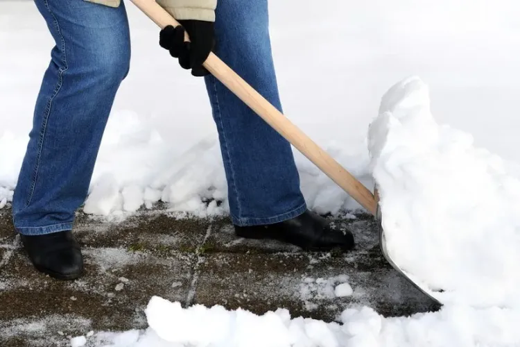 Amenzi mari pentru clujenii ce nu își curăță zăpada sau gheaţa de pe trotuare