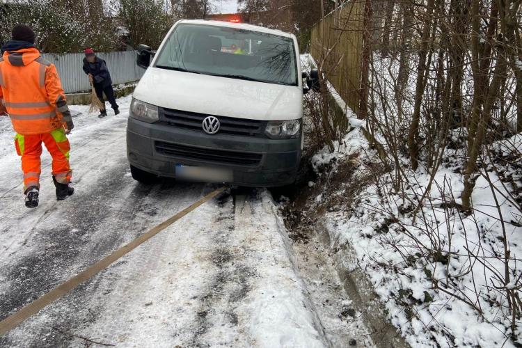 Accident în Vâlcele! O autoutilitară a căzut peste un bărbat