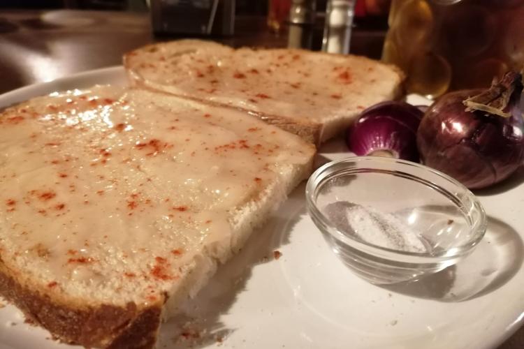 Cât a ajuns să coste la Cluj-Napoca celebra ”pită cu unsoare și ceapă”, mâncarea săracului - FOTO 