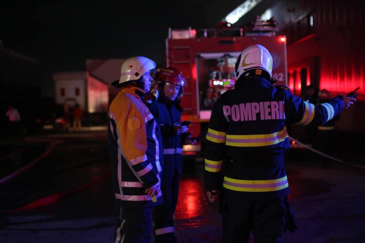 Incendiu violent la o vopsitorie auto în Gherla. A ars o mașină complet!