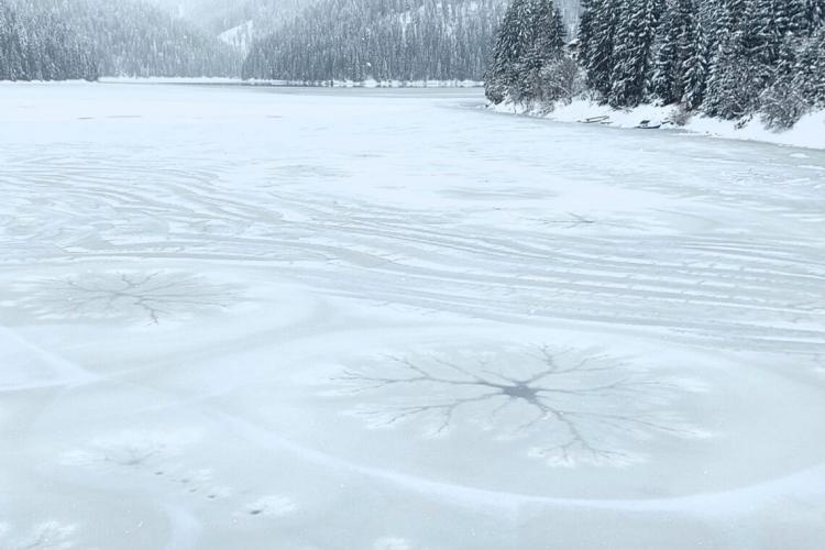 Fenomen rar pe Lacul Beliș. Natura a realizat niște opere de artă pe lac - FOTO