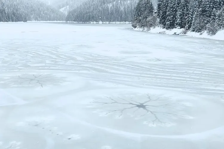 Fenomen rar pe Lacul Beliș. Natura a realizat niște opere de artă pe lac - FOTO