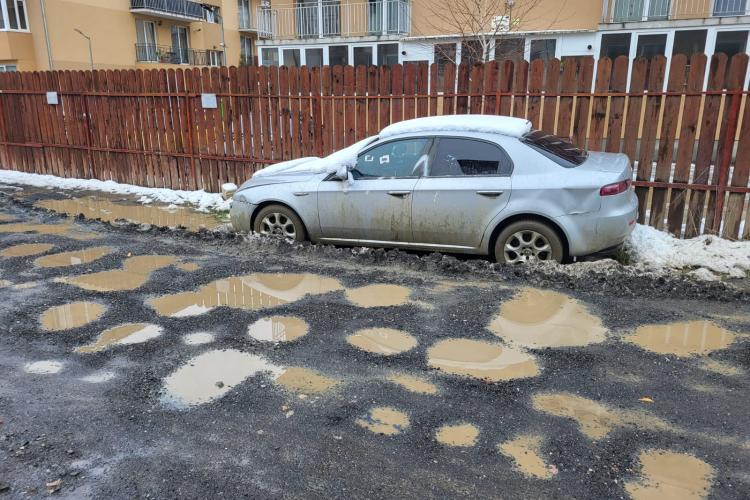 ”Hai și ia-ți ”cazanul” că îl asfaltează!” - Mașina abandonată de ani de zile în Florești - FOTO
