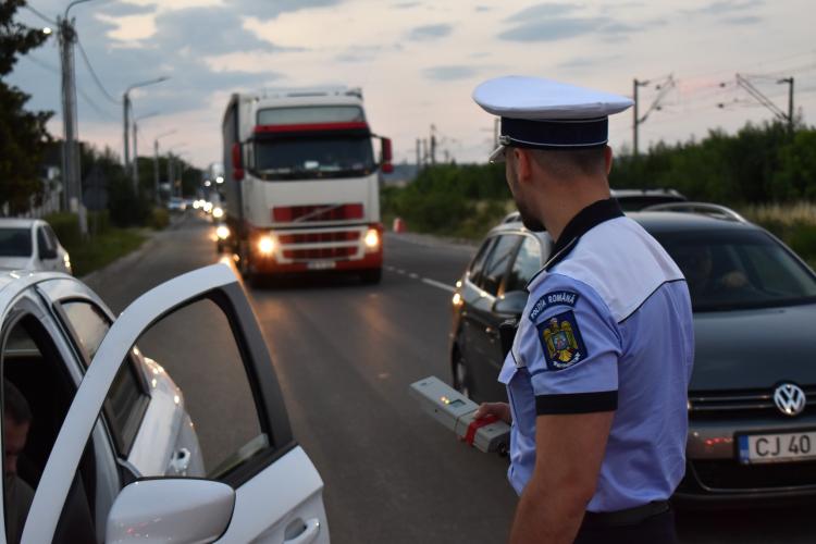 Clujean „amorțit”, prins la volan fără permis, pe o stradă din Cluj-Napoca. „Șmecherul” a reușit să lovească și o mașină