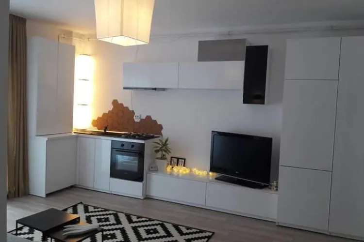 Chiria din Cluj care a stârnit glume: ”Efectiv îți sare uleiul pe televizor!”