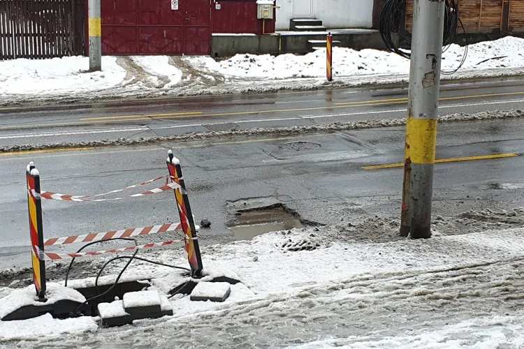 Clujenii își fac praf mașinile într-o groapă din Mănăștur. Calea Mănăștur a devenit traseu de SURVIVOR: ”Se sapă la Metrou?”