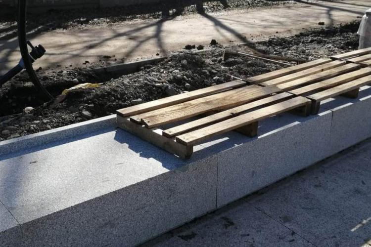 Oare astea să fie noile bănci de pe malul Someșului? Clujenii sunt oripilați, nevoiți să pună singuri lemn pe beton: Incredibil. Betoanele alea sunt bănci?