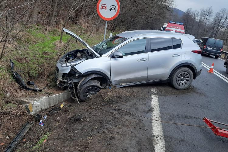 Accident grav la Negreni! A derapat și a lovit un cap de pod - FOTO