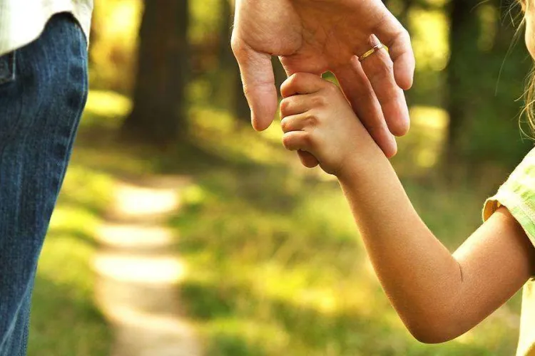 Crește suma infimă pe care o primește un copil cu handicap grav de la STAT