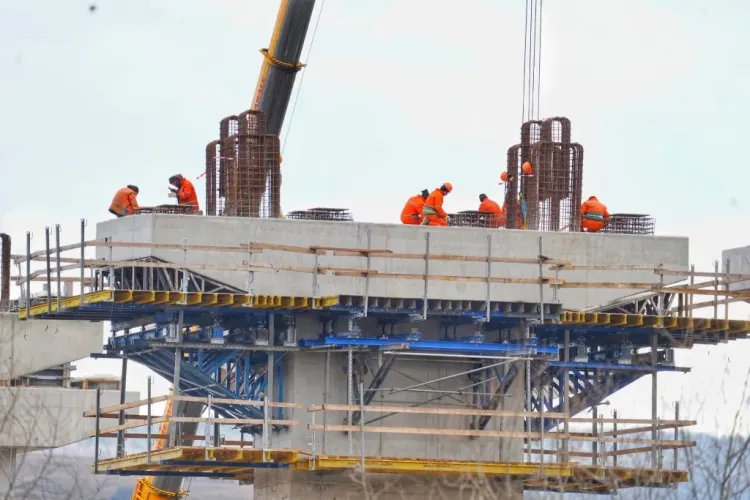 Mobilizare pe Autostrada Transilvania: 1.200 de angajați și peste 300 de utilaje, scoase pe șantier. Ce șanse sunt să circulăm pe A3 până în 2024?