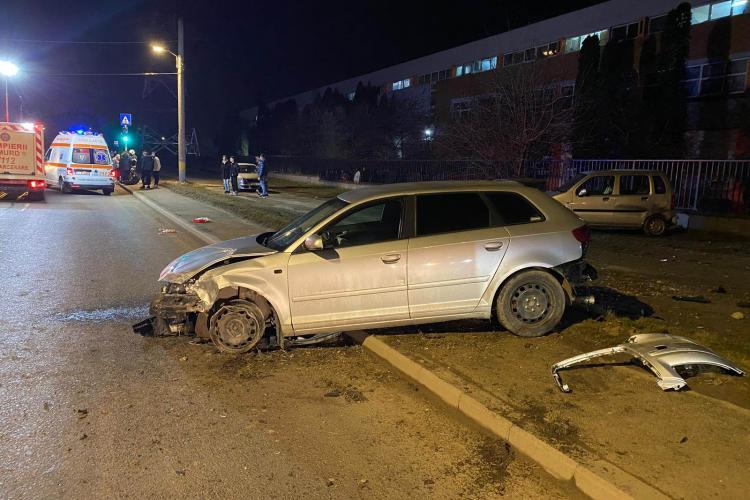 FOTO. ACCIDENT cu trei mașini pe B-dul Muncii din Cluj-Napoca. Au intervenit două autospeciale cu modul de descarcerare 