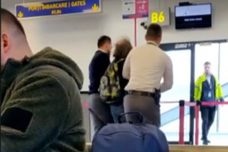 Cluj: Pasager beat, dat jos din avion și încătușat pe Aeroportul din Cluj, după ce a făcut scandal - VIDEO