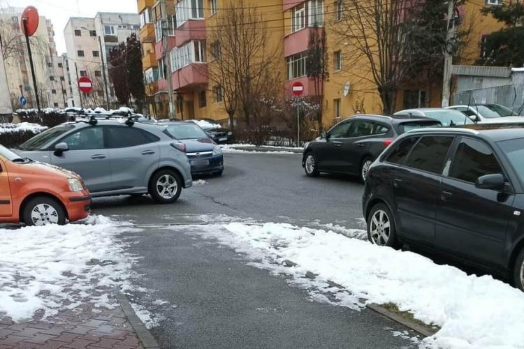 FOTO. Haosul parcărilor din Mănăștur. Șoferii au reușit să blocheze traficul în cartier, cât de eficientă e „revoluția parcărilor” inițiată de Primărie?