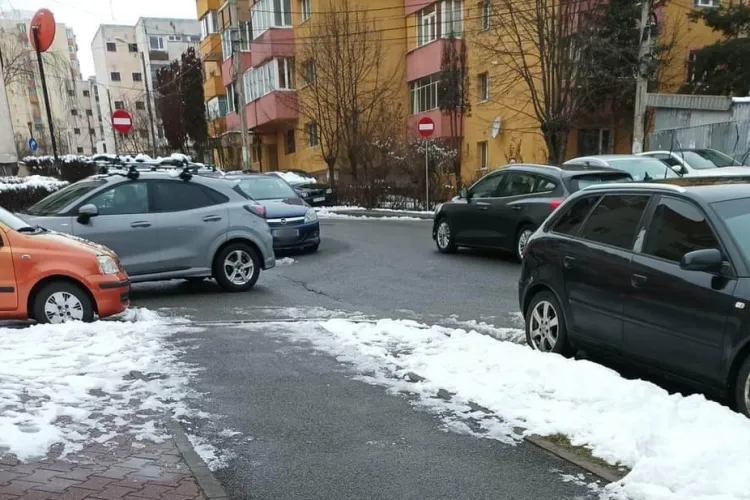 FOTO. Haosul parcărilor din Mănăștur. Șoferii au reușit să blocheze traficul în cartier, cât de eficientă e „revoluția parcărilor” inițiată de Primărie?