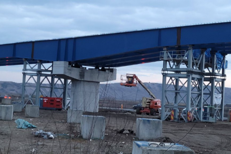S-au montat grinzile la două poduri de pe lotul Chețani-Câmpia Turzii din Autostrada Transilvania